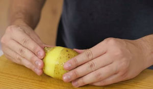 Как быстро и одним движением почистить картошку в мундире
