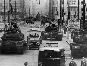 Как противостояние танков США и СССР в Берлине едва не начало Третью мировую