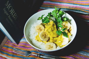 Рецепт курицы карри с бананом из книжки о шведской домашней кухне, внуки обожают