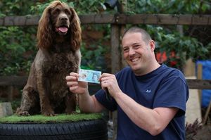 Хозяин выдает избалованному псу по пять фунтов на личные расходы