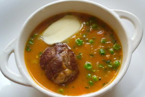 Суп «Пьяный моряк» с бараниной и зеленым горошком