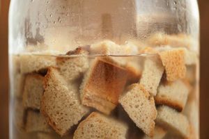 Хлеб как удобрение для огорода: рецепты для подкормки