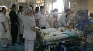 В Китае 30 врачей по очереди 5 часов делали умирающему ребенку массаж сердца, чтобы спасти его.