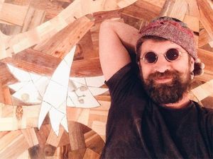 Алексей Стешак — «безумный декоратор», создавший невероятный пол из случайных кусочков дерева