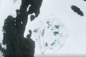 Цивилизация в Антарктиде: на спутниковых фото увидели пирамиду подо льдом