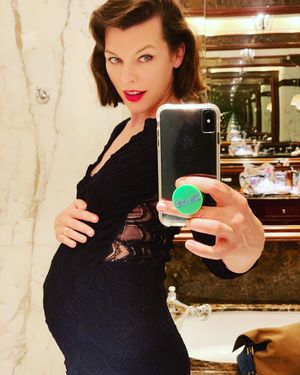 43-летняя Милла Йовович поделилась новостью о своей беременности и показала округлившийся живот