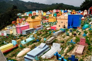 Все цвета радуги: жизнерадостные кладбища в Гватемале