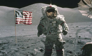 На шлеме астронавта с луны разглядели человека без скафандра