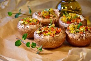 Салат, пирожки и омлет. 6 простых рецептов из грибов