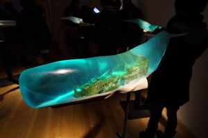 Скульптор из Японии Isana Yamada создаёт фигуры китов с затонувшими кораблями внутри из эпоксидной смолы. Невероятная красота!