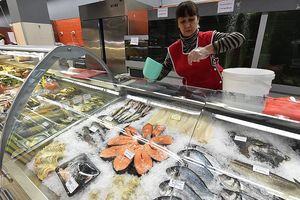 Почему рыба в магазинах не дешевеет, несмотря на рекордный улов