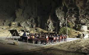 Деревня в пещере с сотней жителей, школой и баскетбольной площадкой