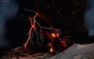 Фотографии вулкана Эйяфьятлайокудль, извержения, пепла и молний