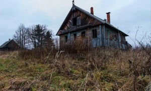 Страшная заброшка: мародеры побоялись вскрывать старый деревенский дом