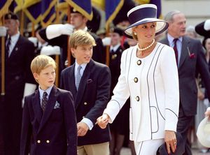 Принц Гарри и принц Уильям вместе с женами почтили память леди Дианы