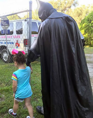 Бэтмен спас маленькую девочку от хулиганов