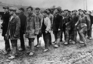 «Чёрнопиджачники»: каких советских солдат бросали в бой без оружия