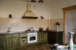 Кухня: со старинным буфетом, столом 40-х годов, картиной, нарисованной на солдатской простыне