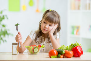 Как приучить ребёнка есть овощи