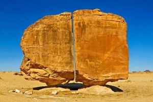 Камень Аль-Наслаа: кто мог в древности разрезать его столь ровно на две части и зачем?