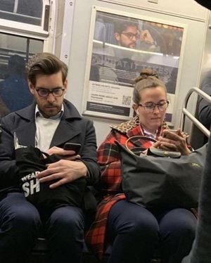 Пассажиры в метро и их случайные двойники на постерах (22 фото)