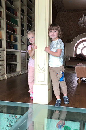 Алла Пугачева и Максим Галкин поздравили своих детей, Лизу и Гарри с шестилетием