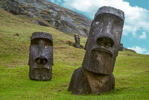 Что находится под известными головами на острове Пасхи?