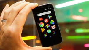 Миниатюрный смартфон Palm Phone выходит в России
