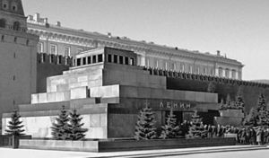Почему Щусев построил мавзолей Ленина в форме пирамиды