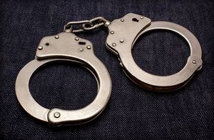 Вопиющий случай: полицейский арестовал двух шестилетних детей в школе
