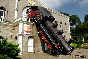 Поезд, который «выпал» из вокзала: 4 самые нестандартные транспортные аварии
