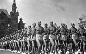 Общество «Долой стыд»: как в 1924 году по Москве ходили нудисты