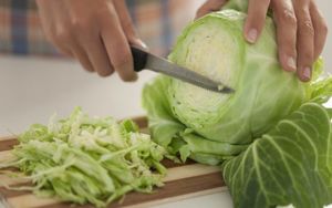 3 рецепта потрясающих салатов из белокочанной капусты
