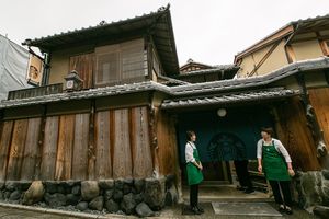 В Японии открыли кофейню внутри трехсотлетнего здания