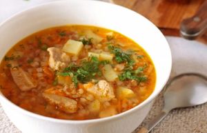 Очень аппетитный гречневый суп с жареным мясом