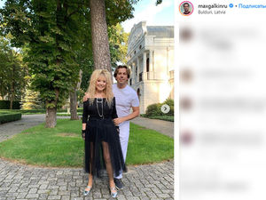 Галкин выложил фото игривой Пугачевой в эротичном платье