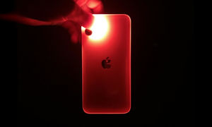 iPhone 11 светится в темноте