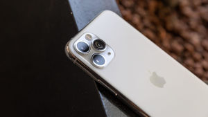 Владельцы iPhone 11 Pro видят на фото НЛО и призраков