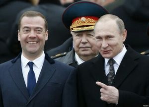 Путин повысил зарплату себе и Медведеву в свой день рождения