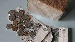 "Не хочу засорять кассу": В Москве продавщица унизила пенсионера, не продав хлеб за мелкие монеты
