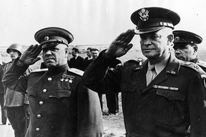 «Мы бросаем пехоту на минные поля»: что сказал Жуков генералу Эйзенхауэру