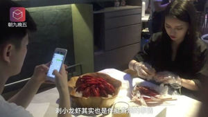 В одном из ресторанов Китая появились профессиональные чистильщики раков