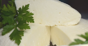 Как приготовить домашний сыр. По вкусу похож на адыгейский или брынзу