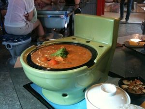 Крыса с сыром, Барби в мясе и суп в унитазе: фото шокирующих подач блюд в ресторане