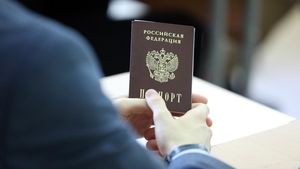 Велели паспорт показать: россияне добровольно сливают в Сеть личные данные