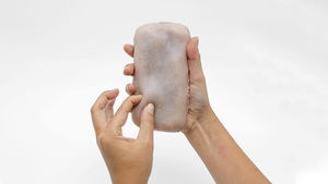 Британские учёные создали смарт-чехол для смартфона из «человеческой кожи»