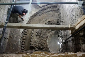 Археологи случайно нашли древний храм под городом. Лучше бы они никогда не спускались под землю!