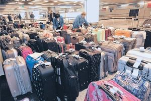 Аукцион в аэропорту: как зарабатывают перекупщики потерянного багажа