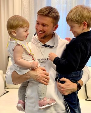 «Папа приехал»: Лазарев опубликовал новые трогательные фото с дочкой и сыном