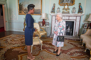 Королева убрала фото Меган Маркл со столика в гостиной